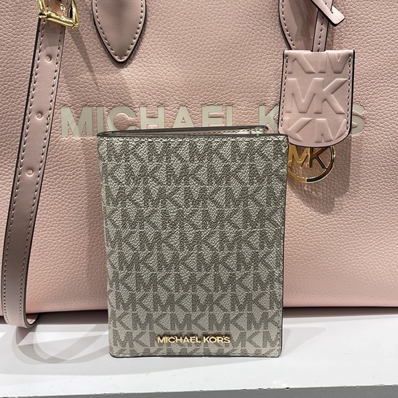 Michael Kors Jet Set Travel Passport Wallet
Light Cream Signature/Golden NWT - Picture 5 of 16